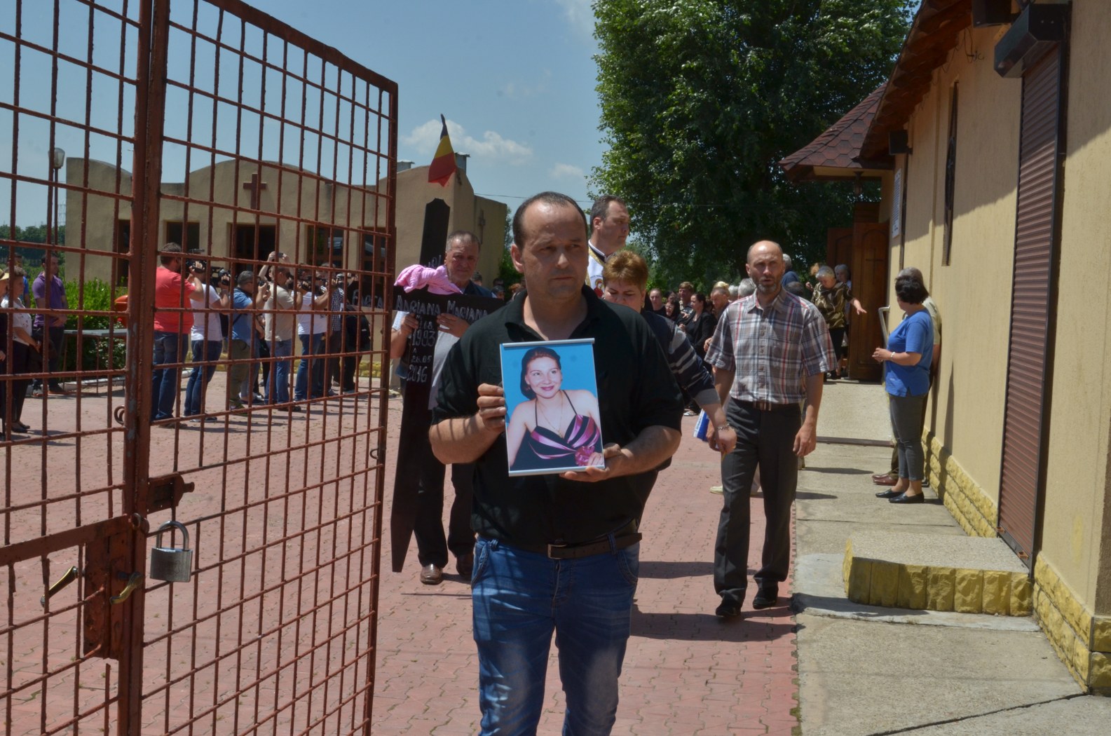 Vânzătoarea ucisă în Constanța, condusă pe ultimul drum | FOTO