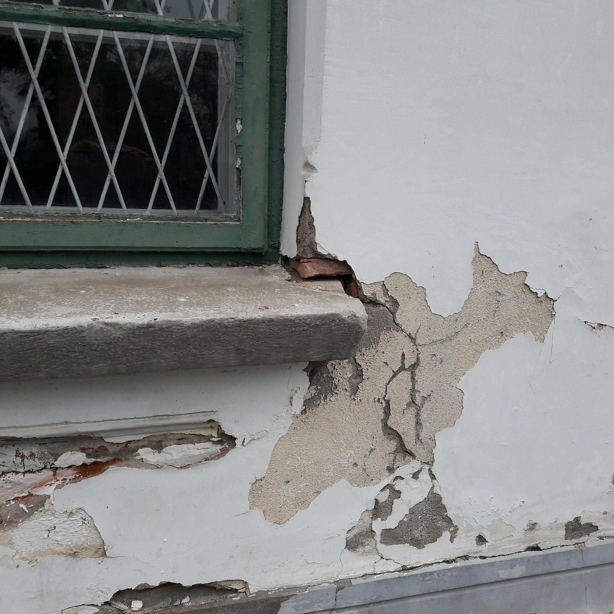 FOTO/Au ascuns paragina ...sub mesh. Gara regală din Curtea de Argeș, ”cosmetizată” pentru înmormântarea Regelui Mihai