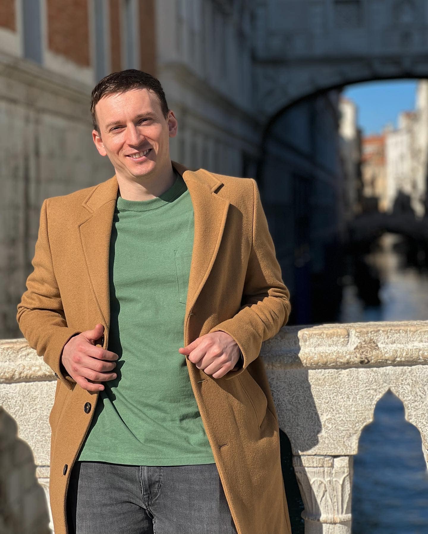 Denis Roabeș, juratul de la „Vocea României”, s-a logodit. Cum a cerut-o în căsătorie pe iubita lui