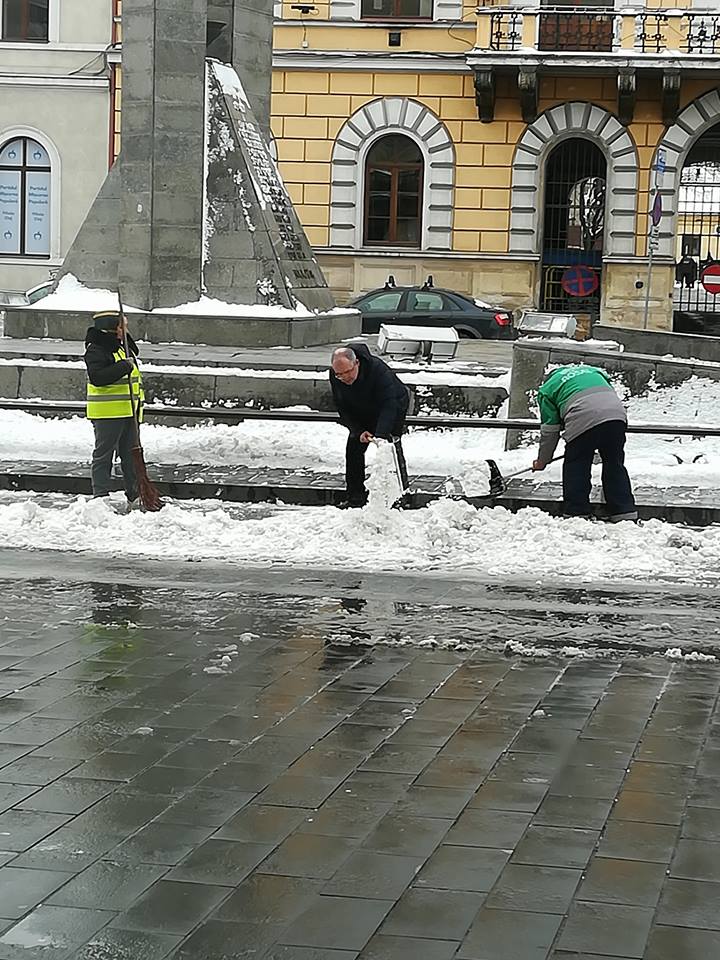 Emil Boc a fost surprins dând zăpada în centrul Clujului