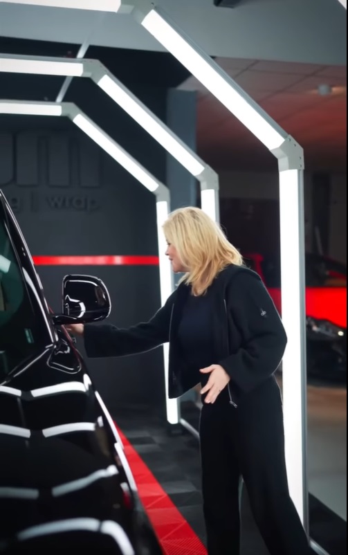 Mașina de 100.000 de euro pe care o conduce Loredana Groza. Artista a modificat-o de curând: „Wow! Zici că e de lac! Super strălucitoare”