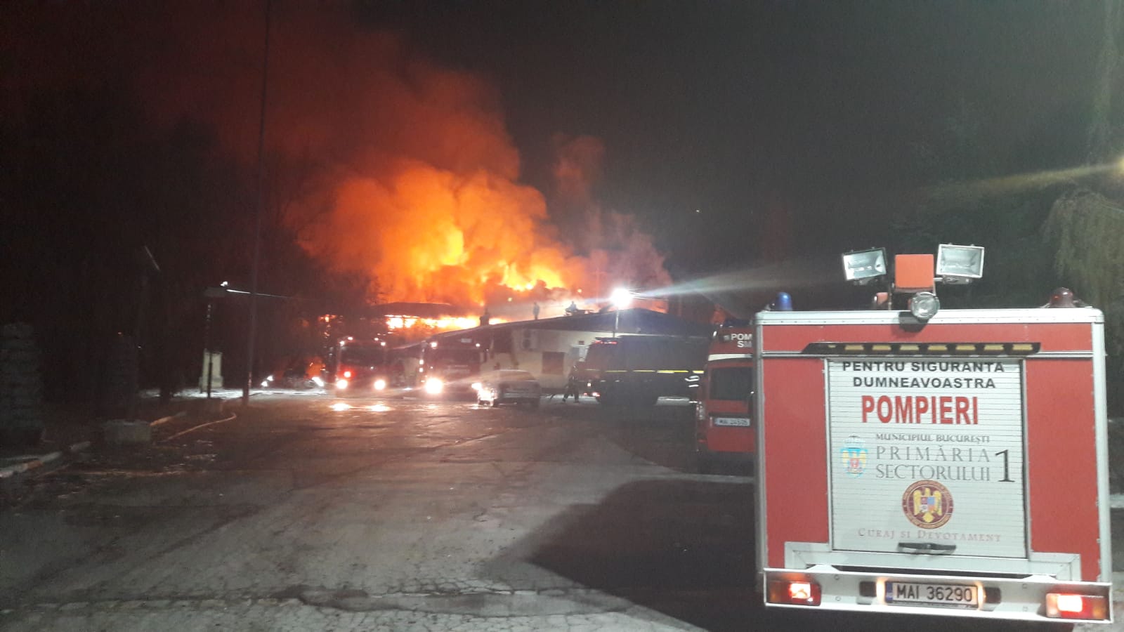 Incendiu de proporții la o clădire a Administraţiei Lacuri Parcuri Agrement de pe Şoseaua Bucureşti-Ploieşti
