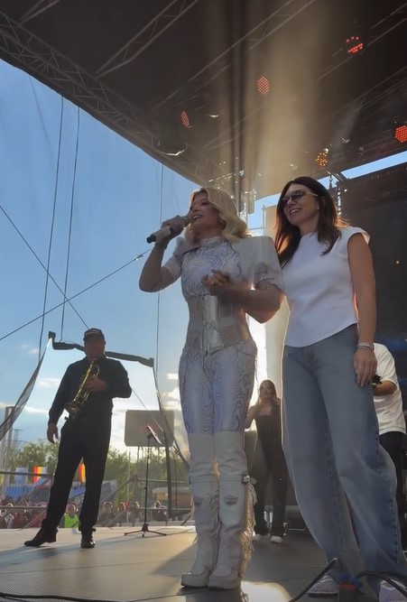 Loredana Groza a făcut spectacol la Cluj după gala TIFF. Nadia Comăneci, Simona Halep și Andreea Esca au urcat pe scenă alături de artistă
