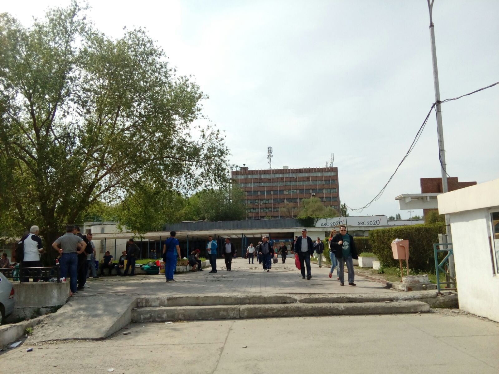 REPORTAJ/ Angajaţii ArcelorMittal Galaţi, între îngrijorare și speranță, înaintea vânzării. "Un şef spunea că cine ţine un ciorap găurit? Cine l-a găurit, nu tot ei?"
