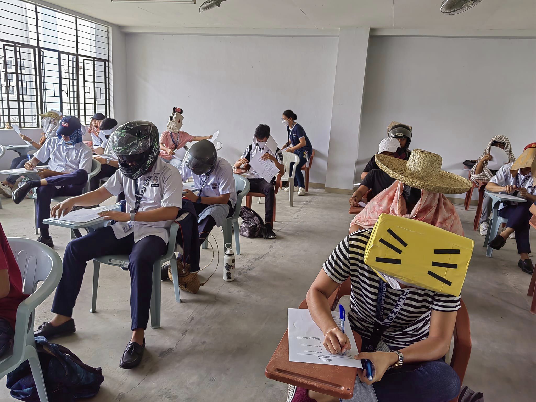 FOTO. „Pălăriile anticopiat” ale unor studenţi din Filipine au devenit virale pe reţelele de socializare