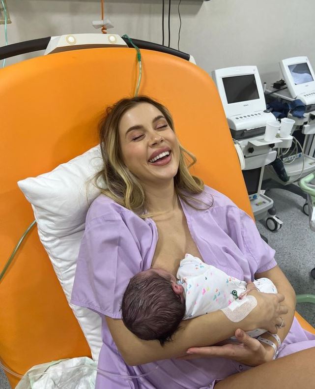 Emily Burghelea a născut un băiețel. Primele imagini cu bebelușul: „Faceți cunoștință cu voinicul nostru de 10”