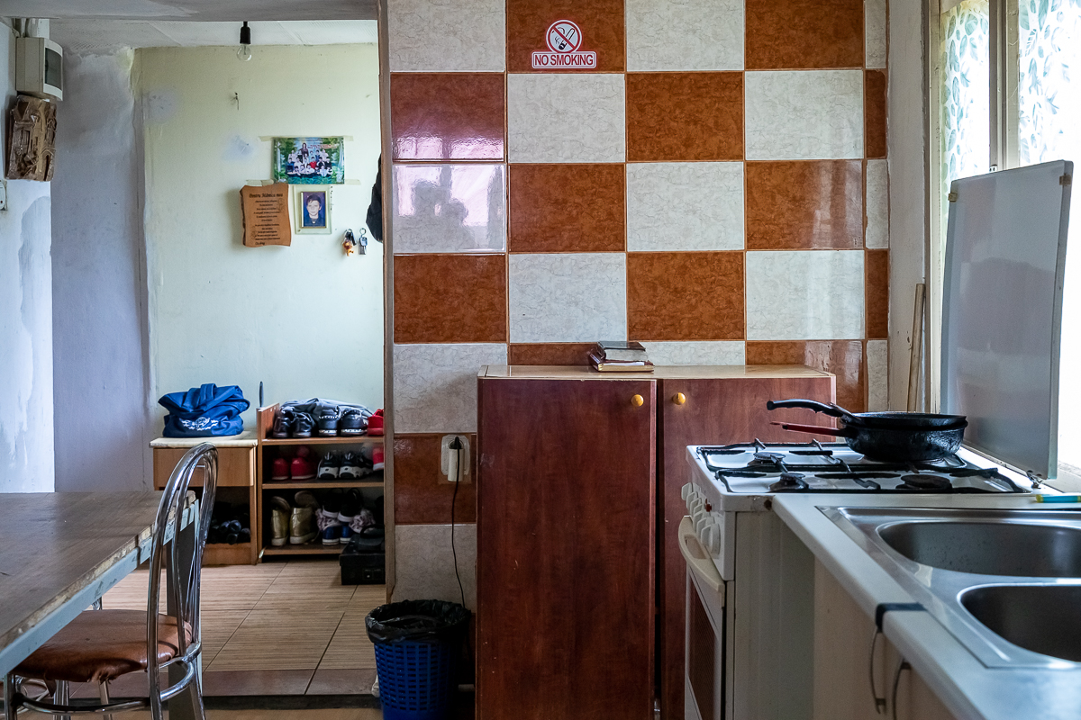 La 19 ani, abandonat de părinţi, Cristi pune pâinea pe masă şi îşi creşte fratele mai mic! “Mama ne-a luat şi televizorul când a plecat”