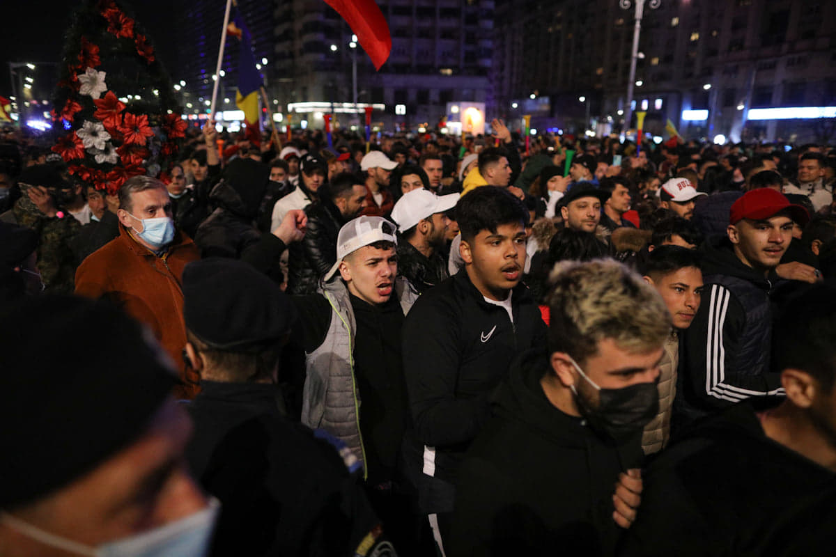 Protestul anti-restricții din Capitală, încheiat cu violențe și arestări. Manifestații și în alte orașe din țară