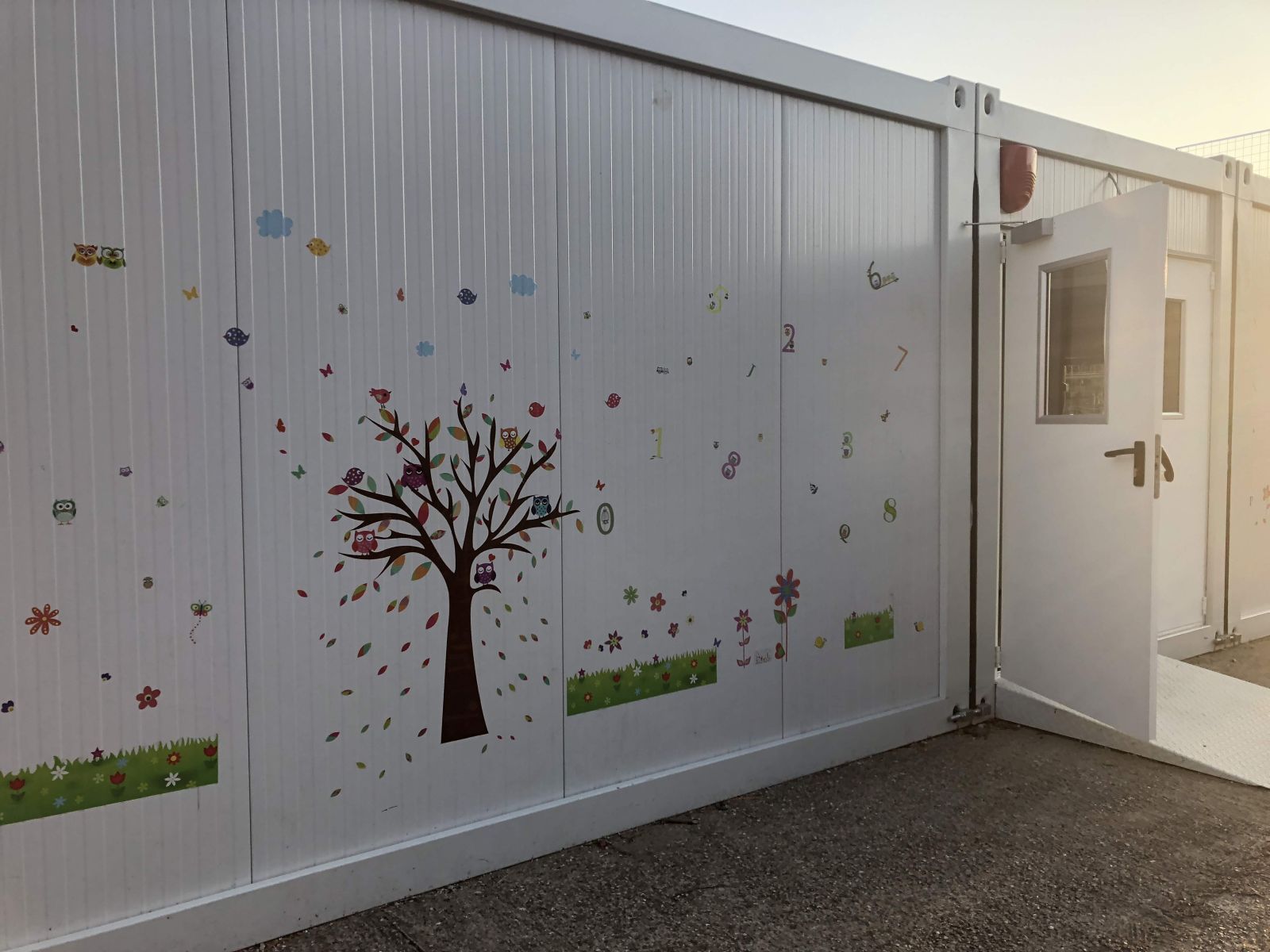 REPORTAJ/ Clopoțelul a sunat în containere la începerea noului an într-o școală din Timișoara. Primarul i-a îndemnat pe cei mici să devină ”oameni școlați” - FOTO