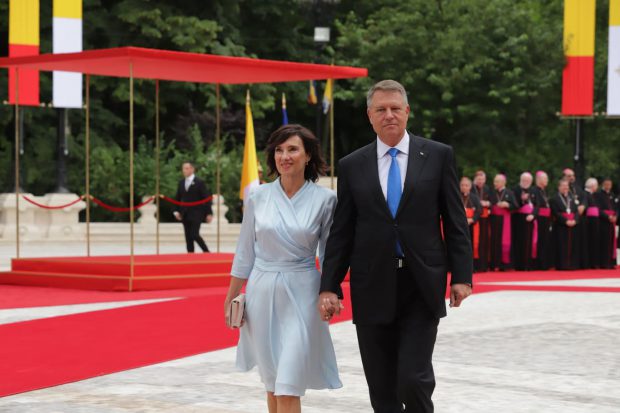 Carmen Iohannis și-a schimbat ținuta la vizita Papei Francisc la Catedrala Mântuirii Neamului. Cum s-a îmbrăcat prima doamnă a României | FOTO