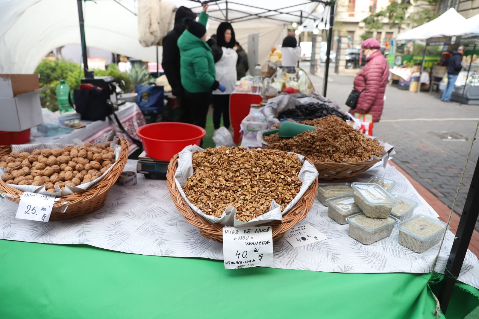 Târgul de Florii din București: se cumpără cașcaval de Pojorâta și cârnați de casă de la Covasna. Cât trebuie să scoateți din buzunar?