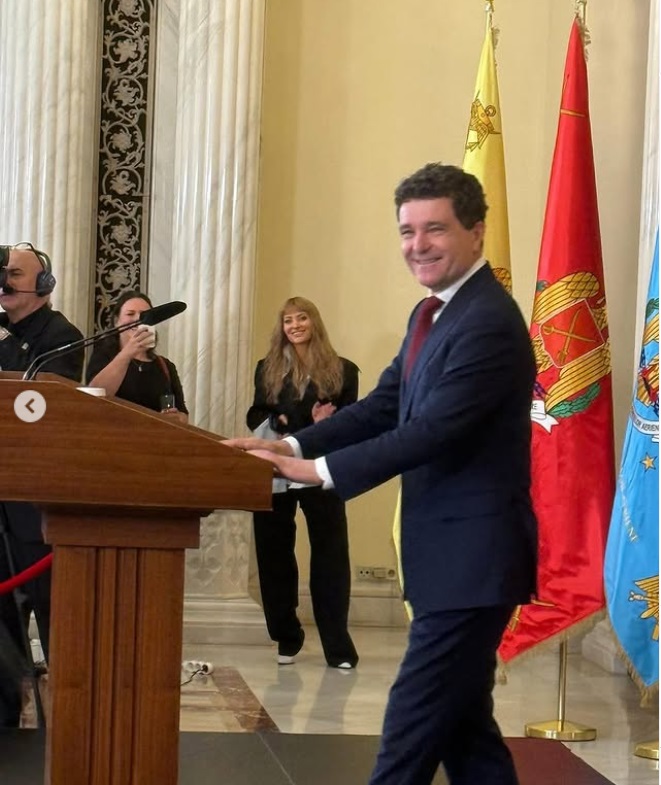 Imagini cu vedetele la învestirea lui Nicușor Dan. Delia, Andreea Raicu și Anca Serea nu au ratat ocazia de a face poză cu noul președinte al României