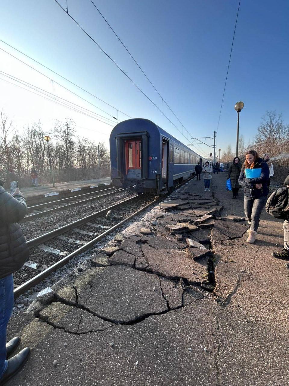 Un tren a spulberat un excavator pe calea ferată, la Scroviștea. Circulația feroviară între București și Ploiești a fost întreruptă 