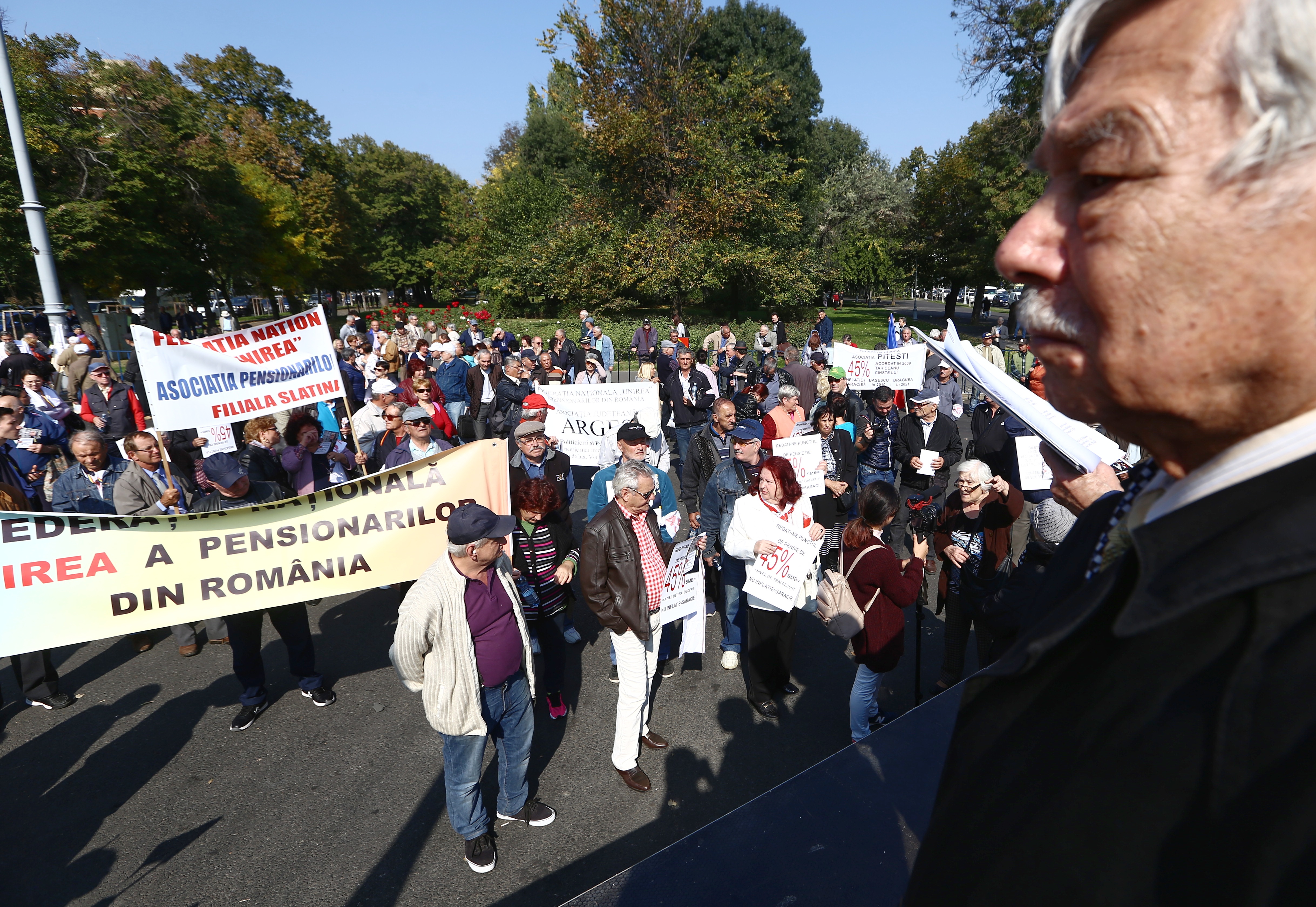 Pensionarii protestează în fața Guvernului, din cauza legii pensiilor