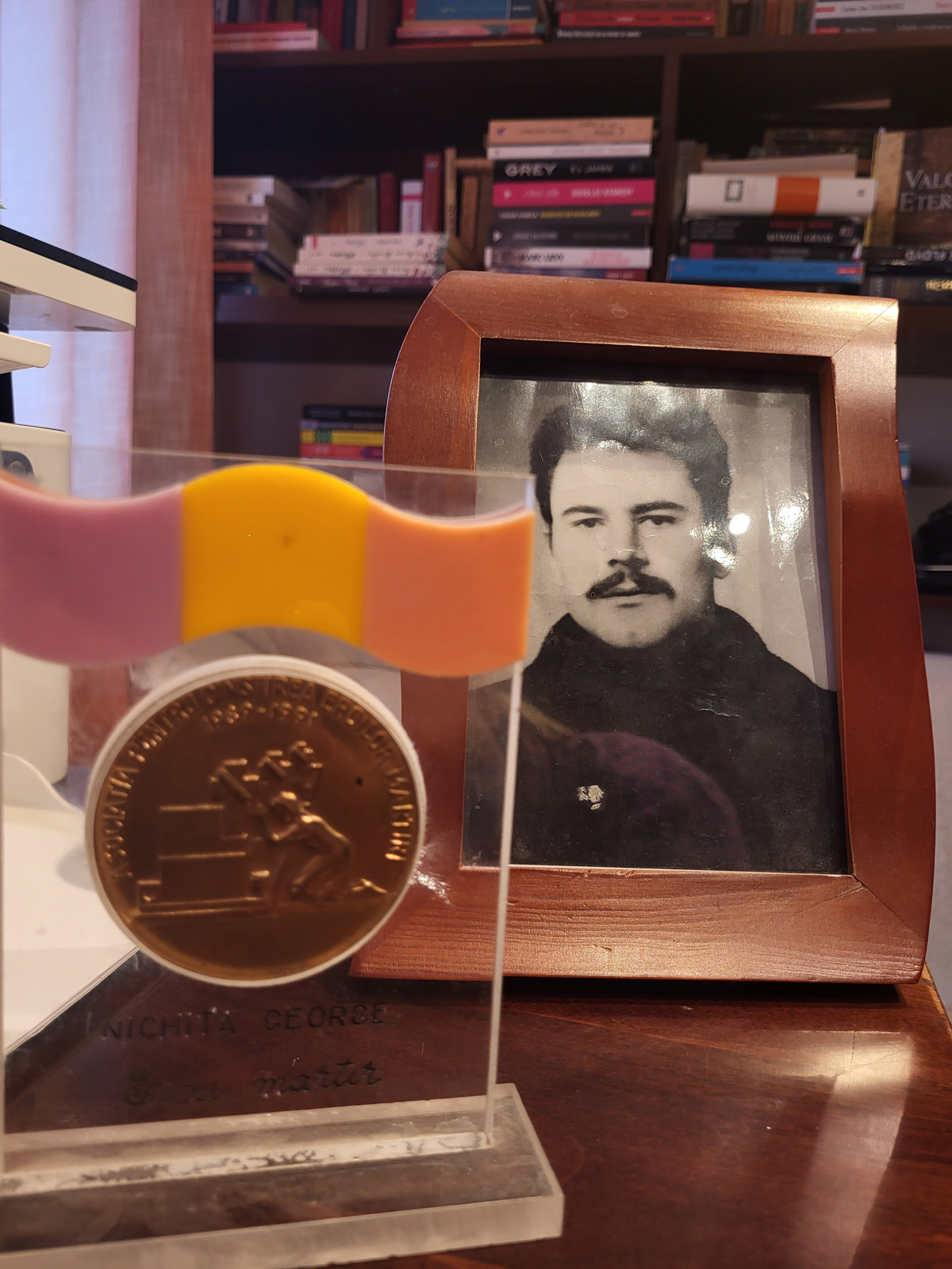S-a dus să scoată din foc cărțile Bibliotecii Universitare și a fost împușcat în inimă. 33 de ani de când o mamă din Bacău își plânge copilul mort la Revoluție