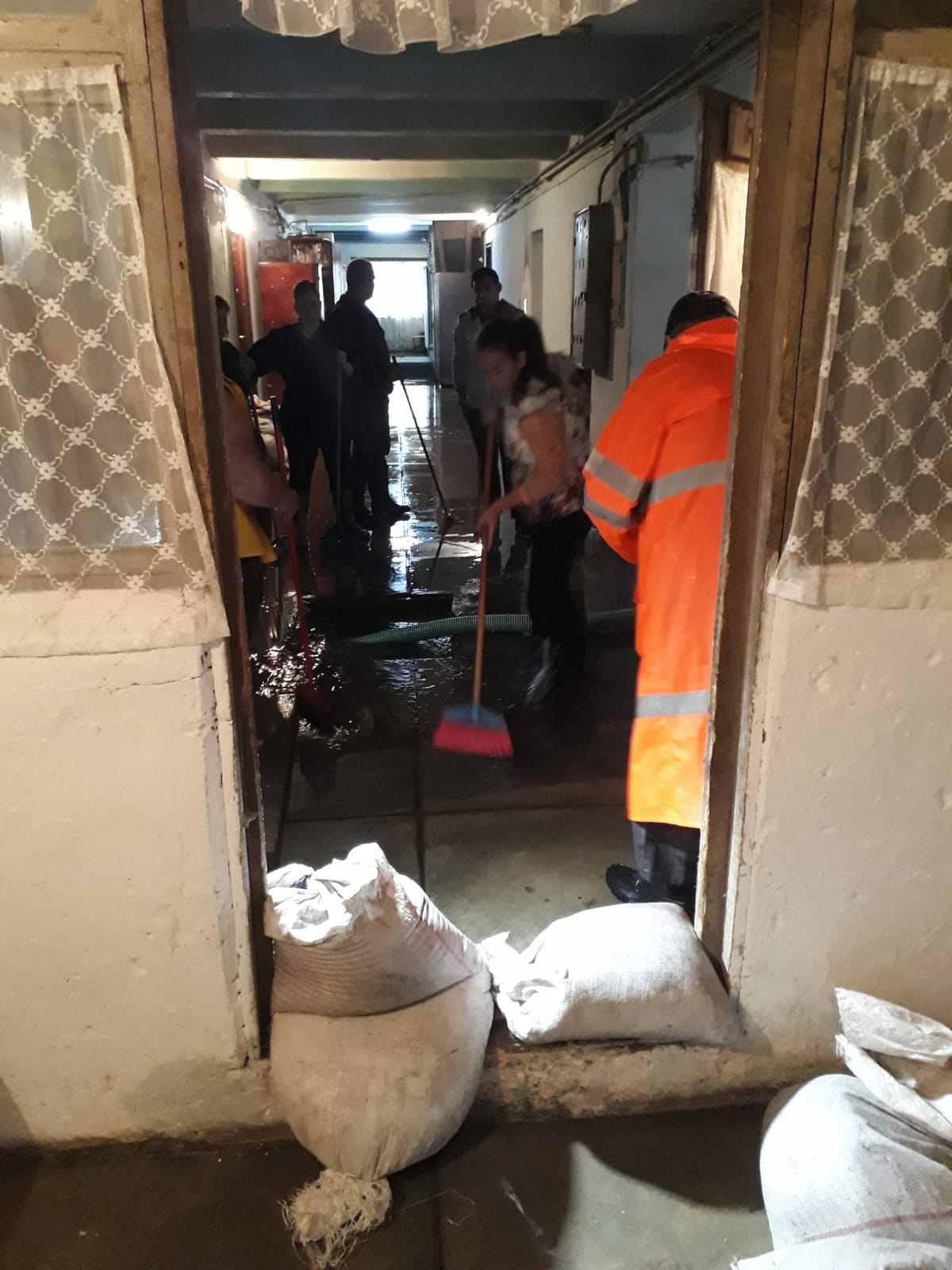 Unsprezece apartamente ale unui bloc din Bod, judeţul Braşov, au fost inundate/ VIDEO&GALERIE FOTO