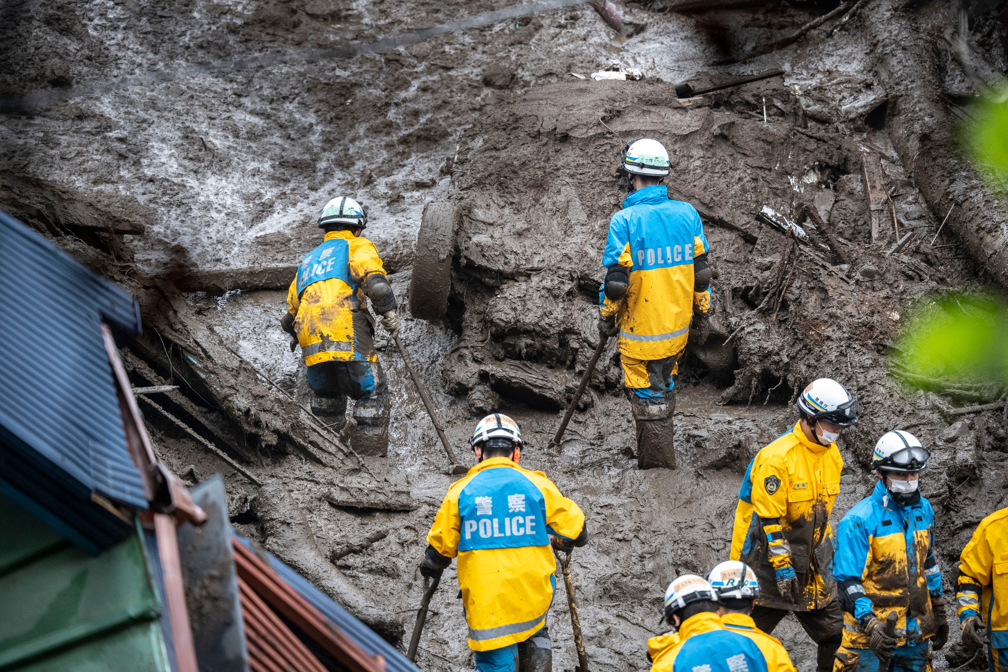 Imagini dramatice de la operațiunile de salvare din Japonia. Oamenii dispăruți, căutați în noroi cu buldozerul