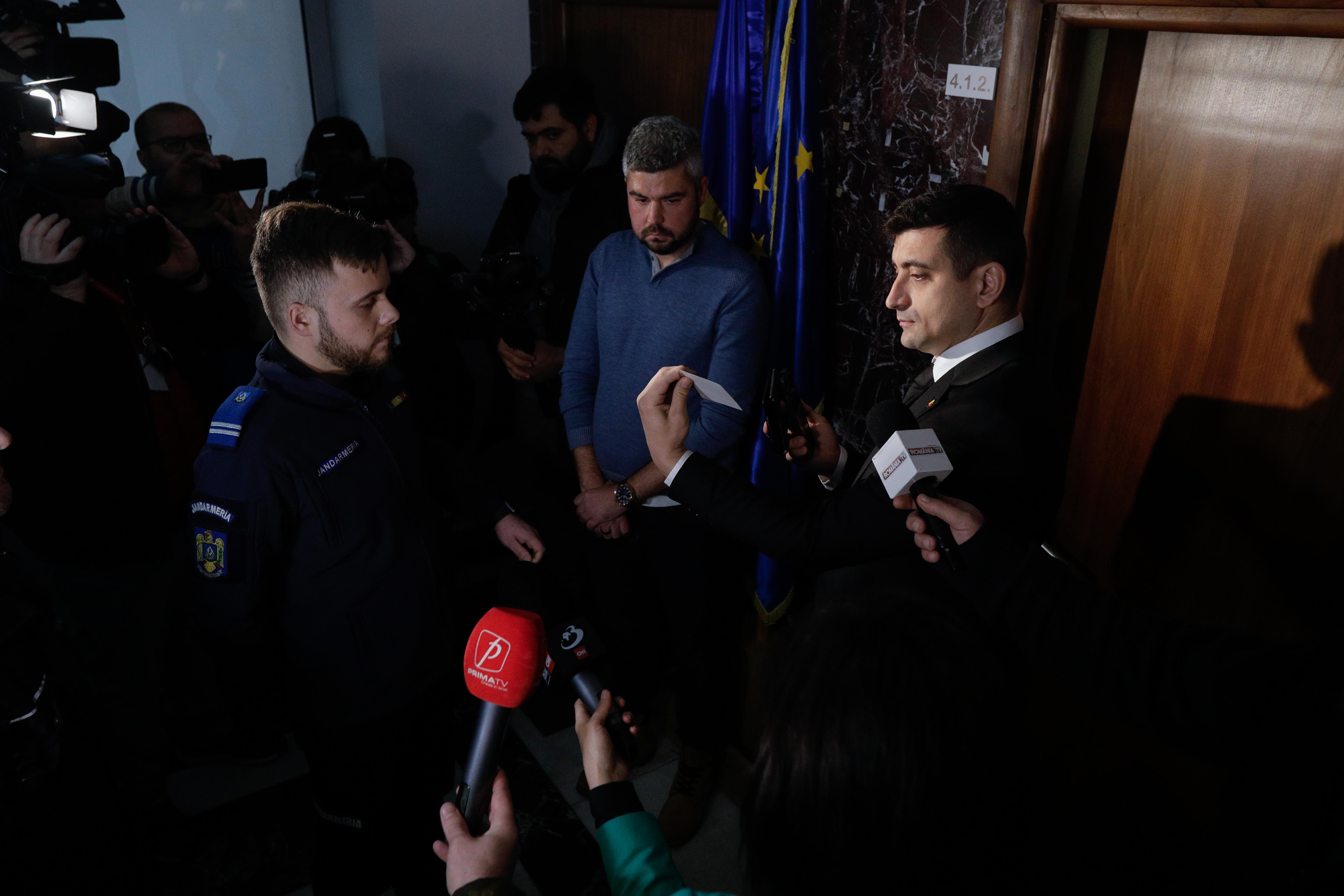 Scandal la Ministerul Energiei. Virgil Popescu a amânat conferința, George Simion a intrat cu forța și a vorbit de la pupitrul ministrului