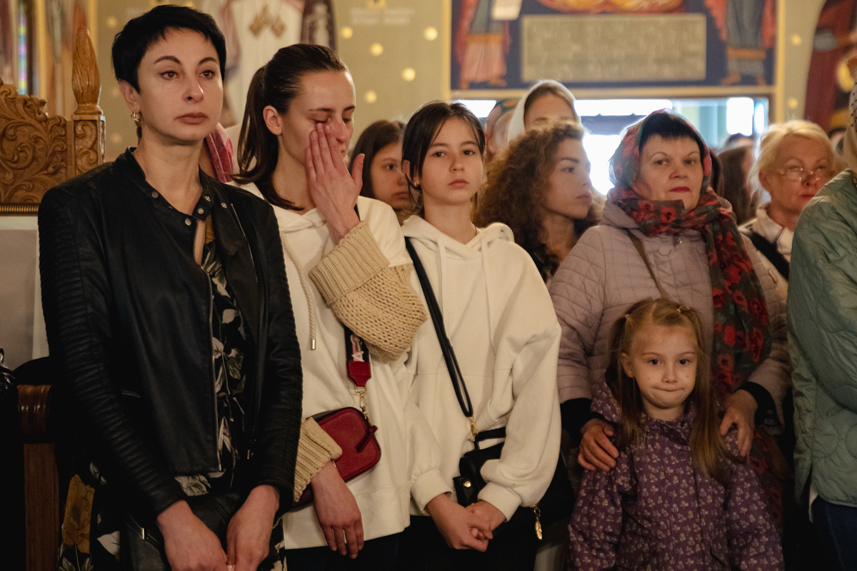 REPORTAJ. „Hrestos voskres!” Sute de refugiați s-au strâns la biserica ucraineană din Drumul Taberei: „Vom învinge, pentru că de partea noastră sunt dreptatea și pacea”