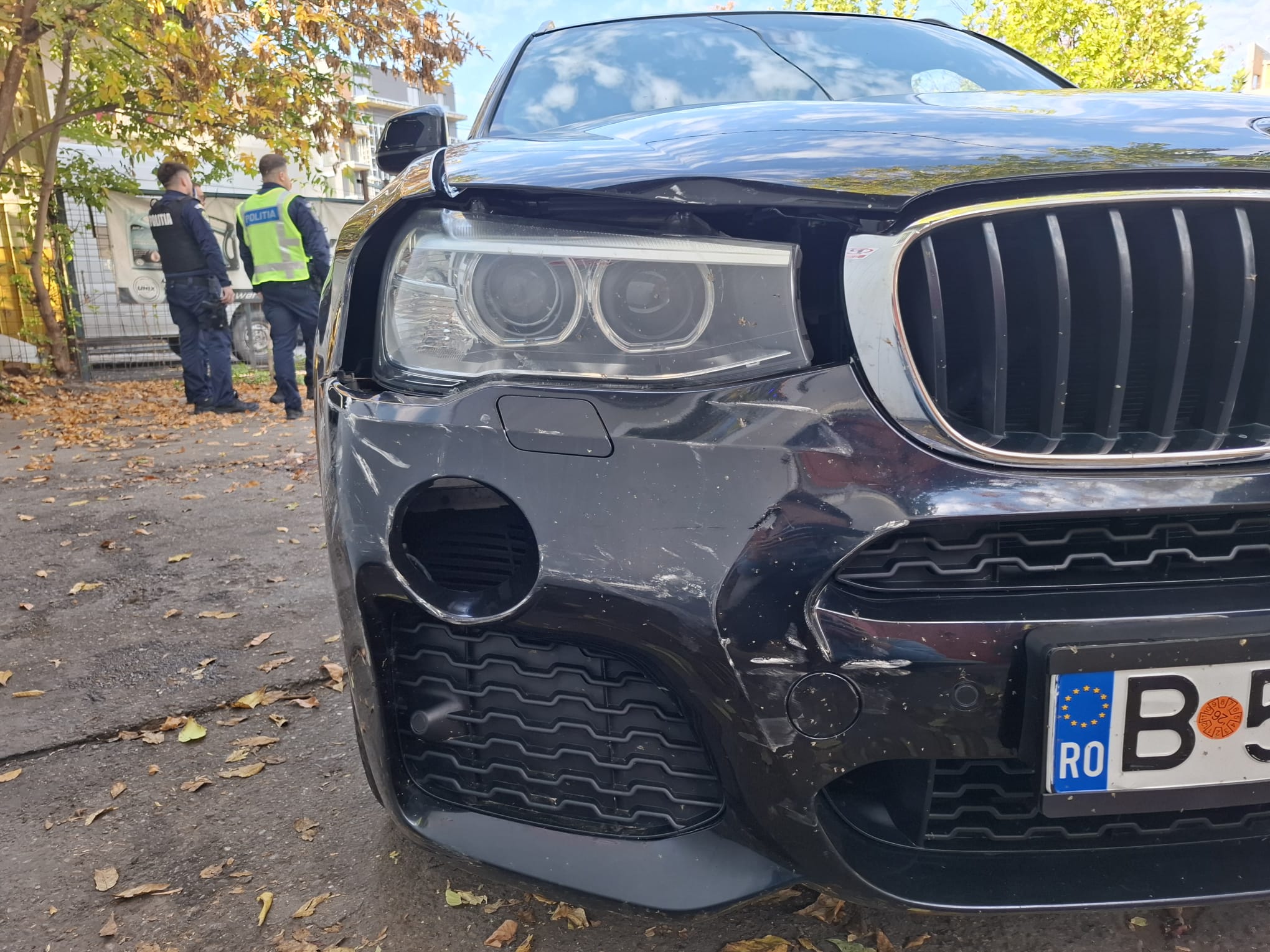 Șoferița lovită de mașina poliției în care erau doi suspecți reținuți acuză că autospeciala nu are RCA și nici nu avea semnalele acustice și luminoase pornite