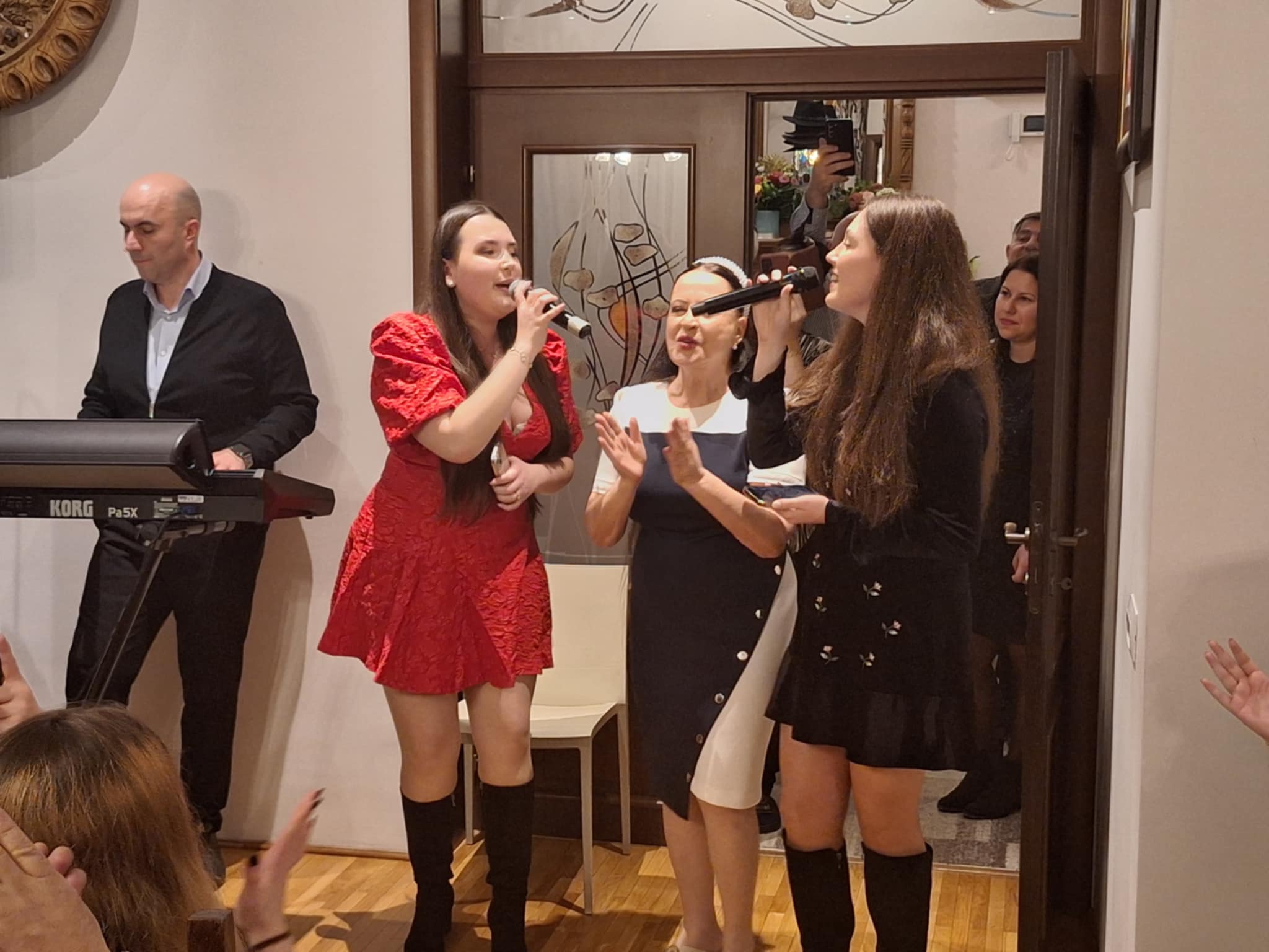 Imagini rare cu nepoatele Mariei Dragomiroiu. Au cântat la ziua bunicului lor