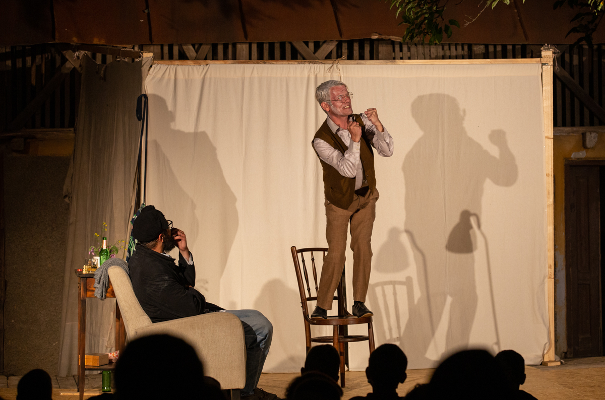 “Cultură’n șură”. O trupă de tineri artiști transformă curțile sătenilor în scene de teatru, de opt ani: “Dacă locuiești într-un sat, nu înseamnă că trebuie să fii izolat cultural”