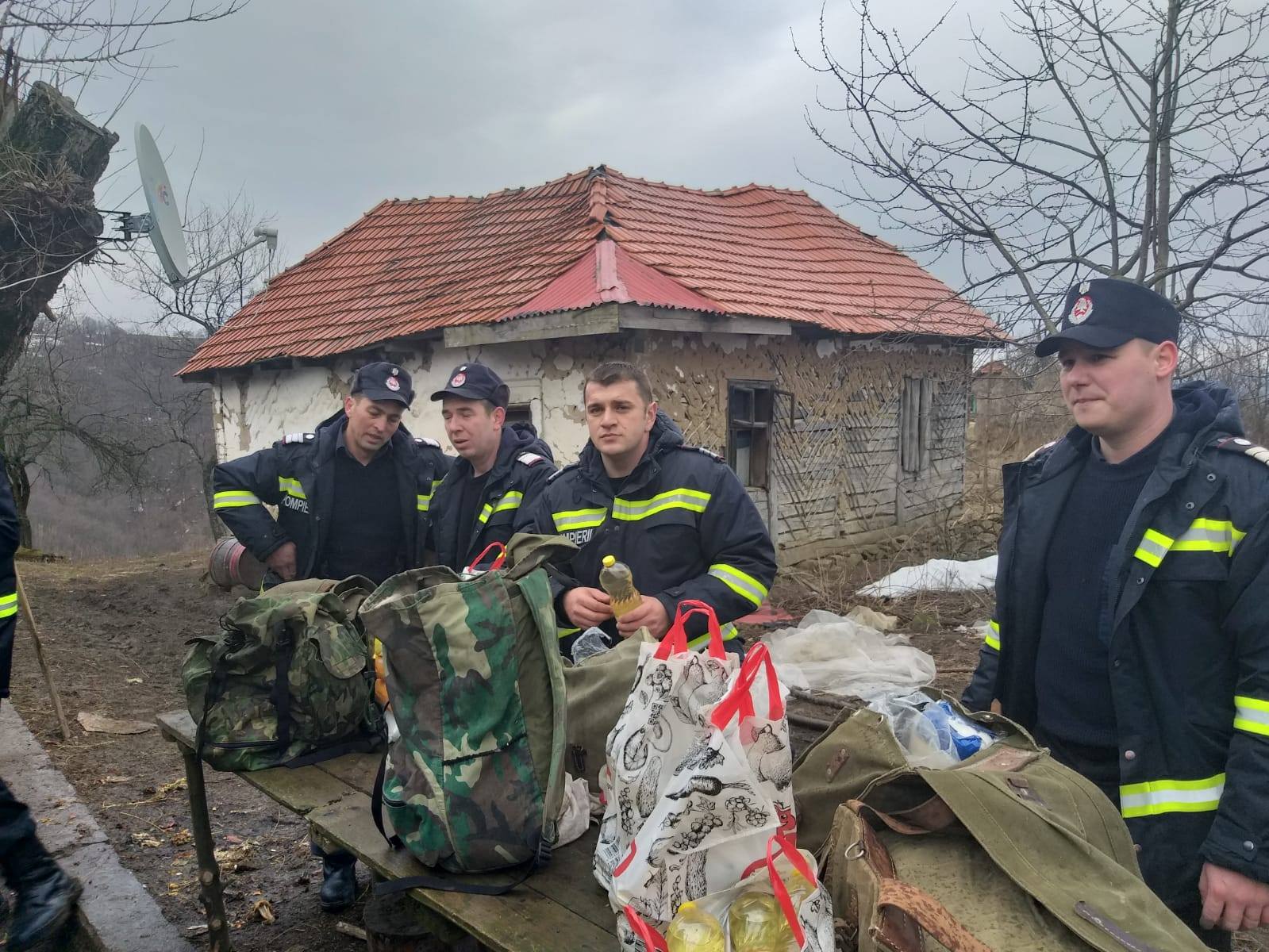 Ajutor nesperat pentru bătrânii din satele risipite din Munții Apuseni. Pompierii le-au adus în ranițe mâncare și apă / FOTO