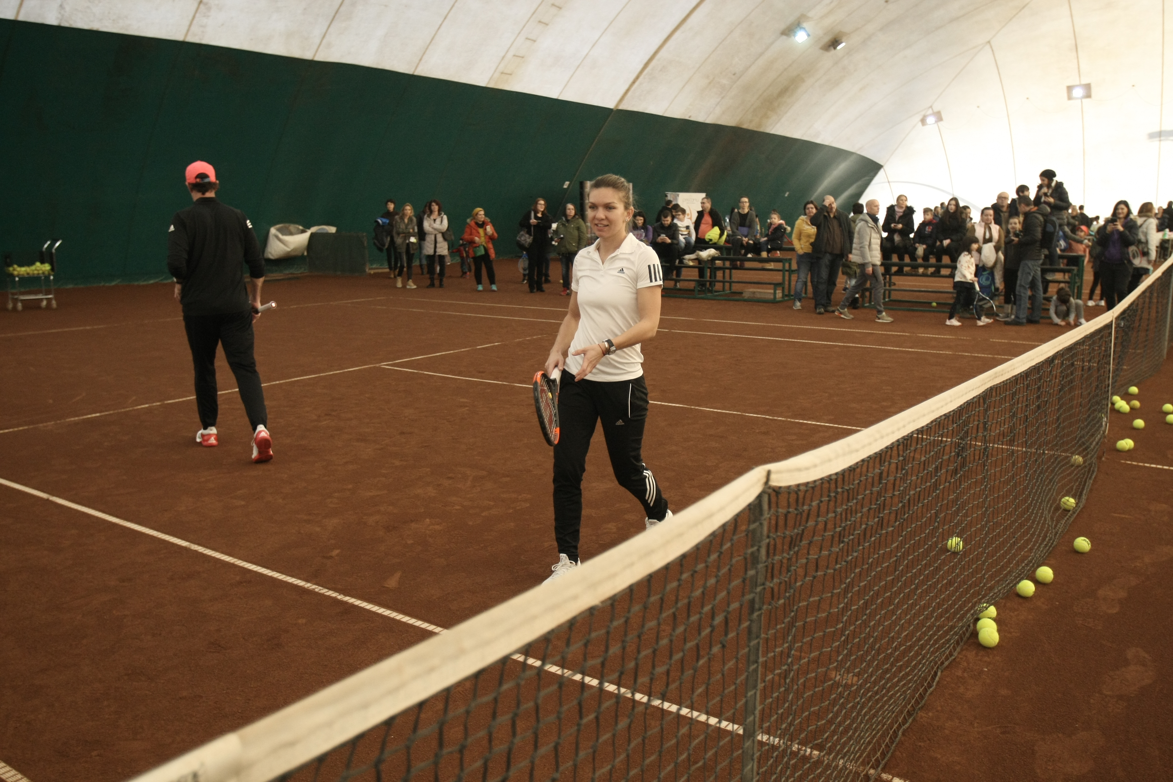 Simona Halep și-a luat energie de la copii! Un fost fotbalist stelist și-a adus fata, ca să ia autograf de la campioană / GALERIE FOTO