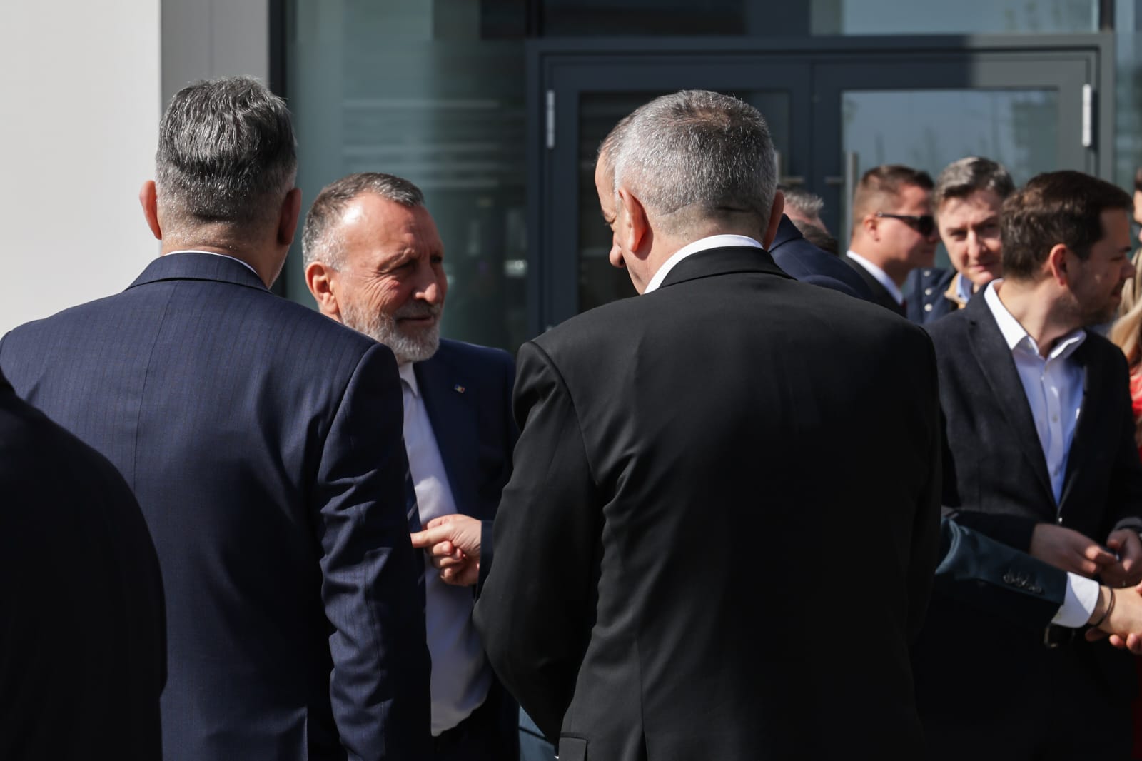 Ce nu s-a văzut la TV la lansarea programului lui Antonescu: oboseală, discursuri anoste și glumițe despre „Crin somnorosul” REPORTAJ