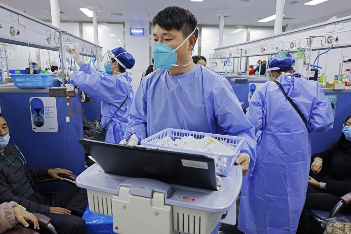 Haos în spitalele din Shanghai din cauza COVID. Un medic estimează că 70% din populația metropolei chineze este infectată