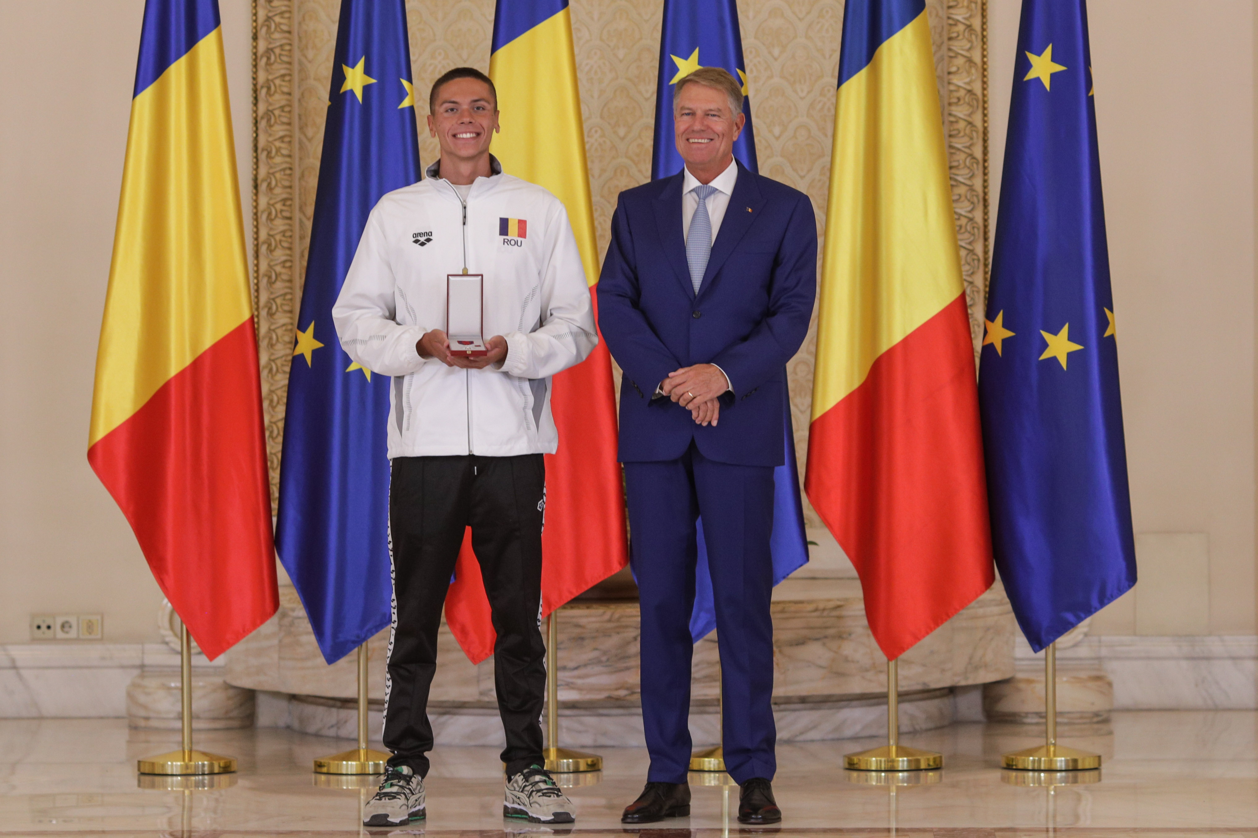 David Popovici, decorat de Klaus Iohannis cu gradul de „cavaler”: „Rezultatele obligă autoritățile să facă din sport o prioritate”
