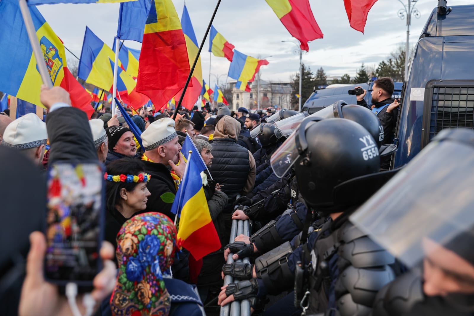 Susținătorii lui Călin Georgescu s-au îmbrâncit cu jandarmii în Piața Victoriei și au aruncat cu petarde și obiecte metalice. Ce amenzi s-au dat