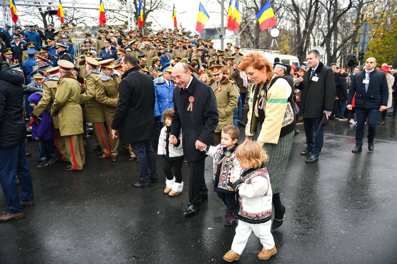 Traian Băsescu la parada de 1 decembrie. A venit cu toți nepoții după el | FOTO