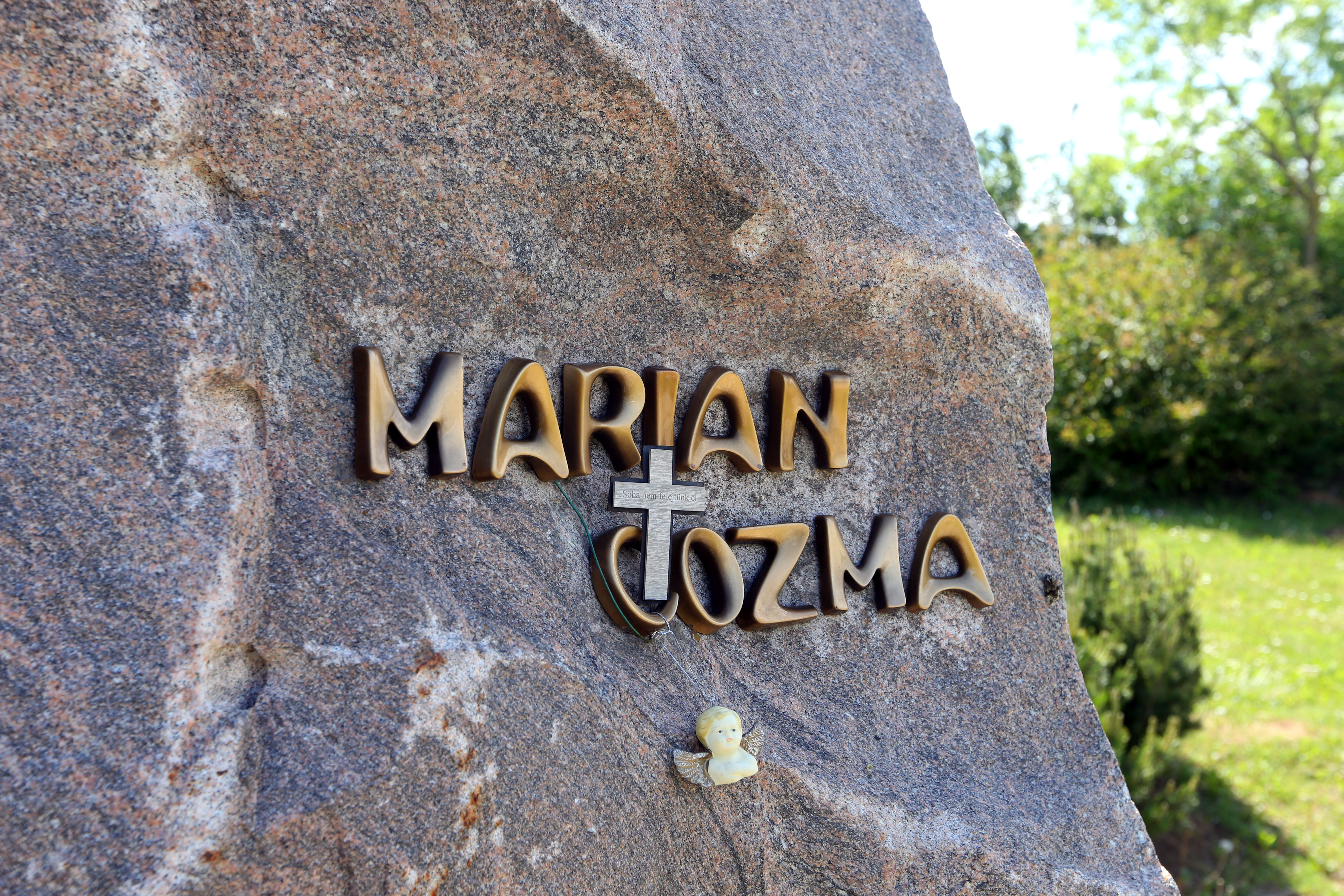 EXCLUSIV! Veszprem nu l-a uitat pe Marian Cozma! Colegii i-au făcut altar în vestiar, iar galeria îi strigă numele la fiecare meci!