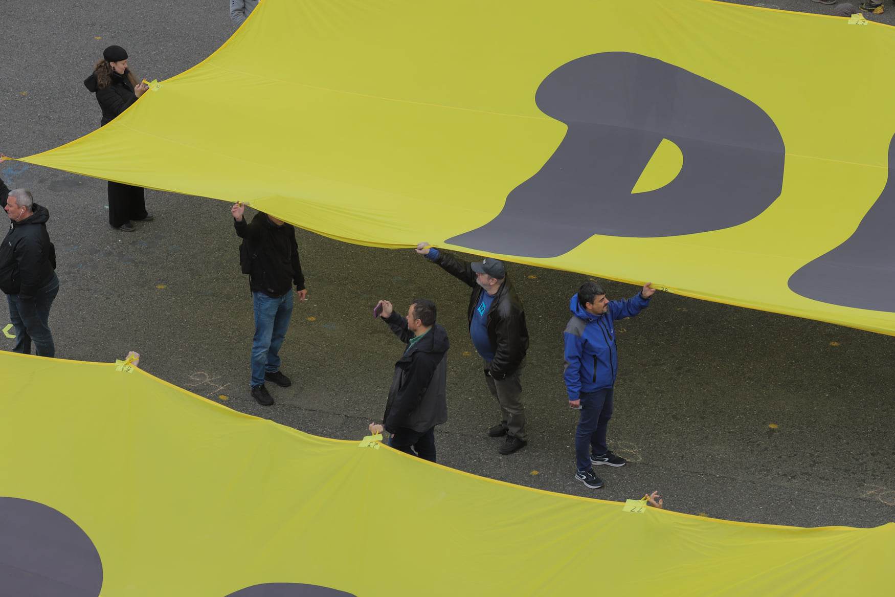 Protest în Piaţa Victoriei: „Tăiaţi pensiile speciale"