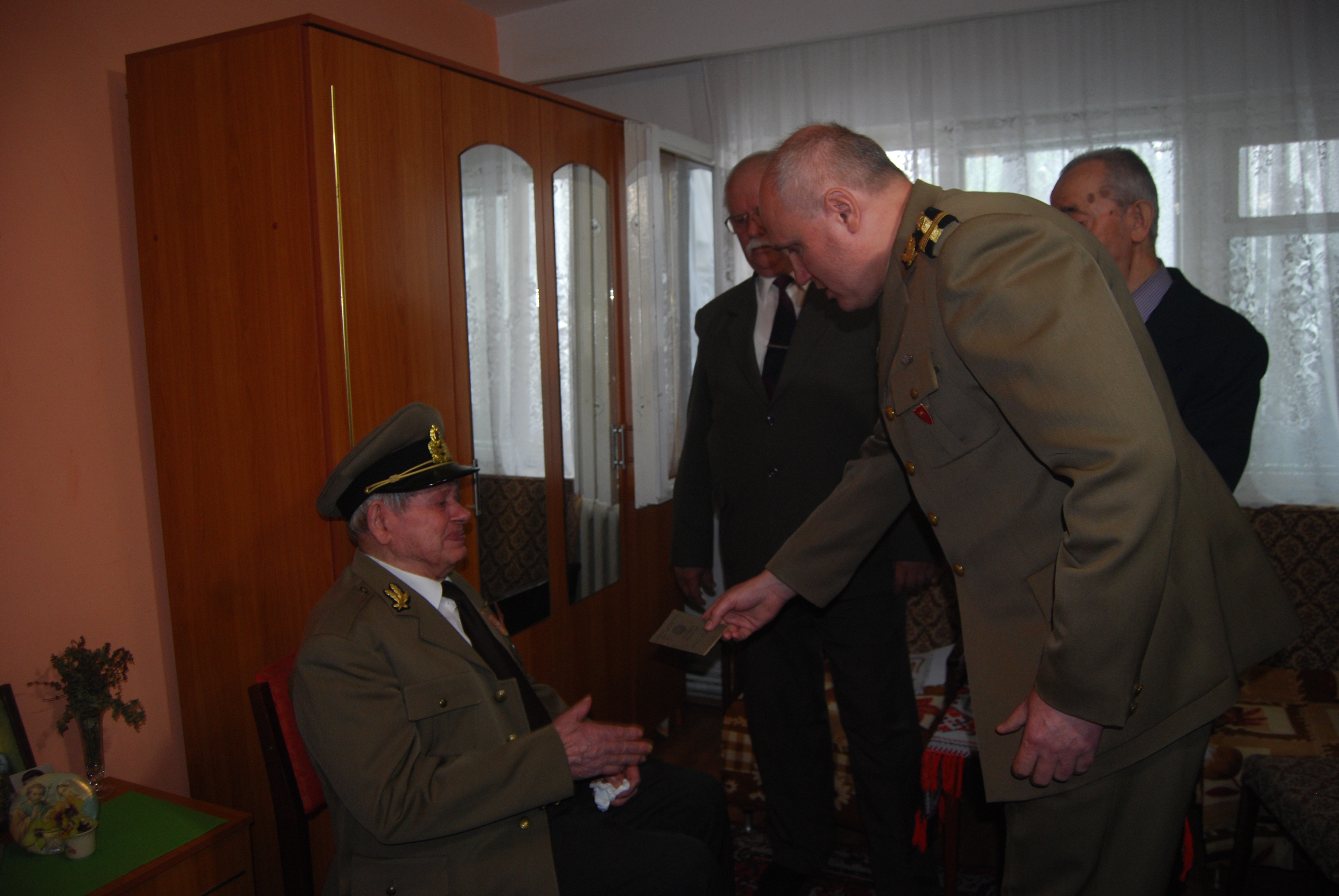 A luptat în cel de-al Doilea Război Mondial și a fost prizonier în lagărele rusești! Avansat la gradul de sublocotenent la 94 de ani! GALERIE FOTO
