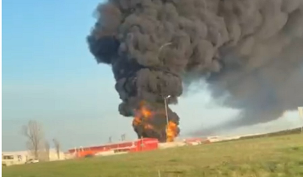 Incendiu la o fabrică de polistiren din Arad: norul uriaș de fum negru se vede de la zeci de kilometri, au fost emise trei mesaje consecutive RO-Alert