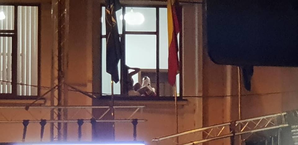 Dansatoarele Andreei Antonescu au făcut poze sexy în Primăria Bârlad. „Suntem revoltați!”