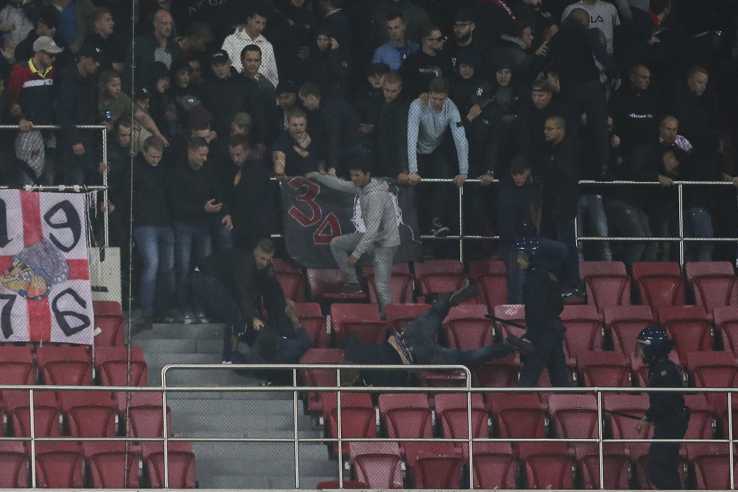 Incidente violente la Lisabona între polițiști și fanii echipei Ajax / GALERIE FOTO&VIDEO