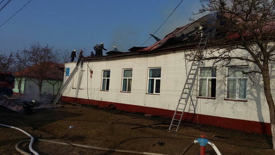 Incendiu la o școală din județul Timiș. Acoperișul clădirii, făcut scrum de flăcările uriașe