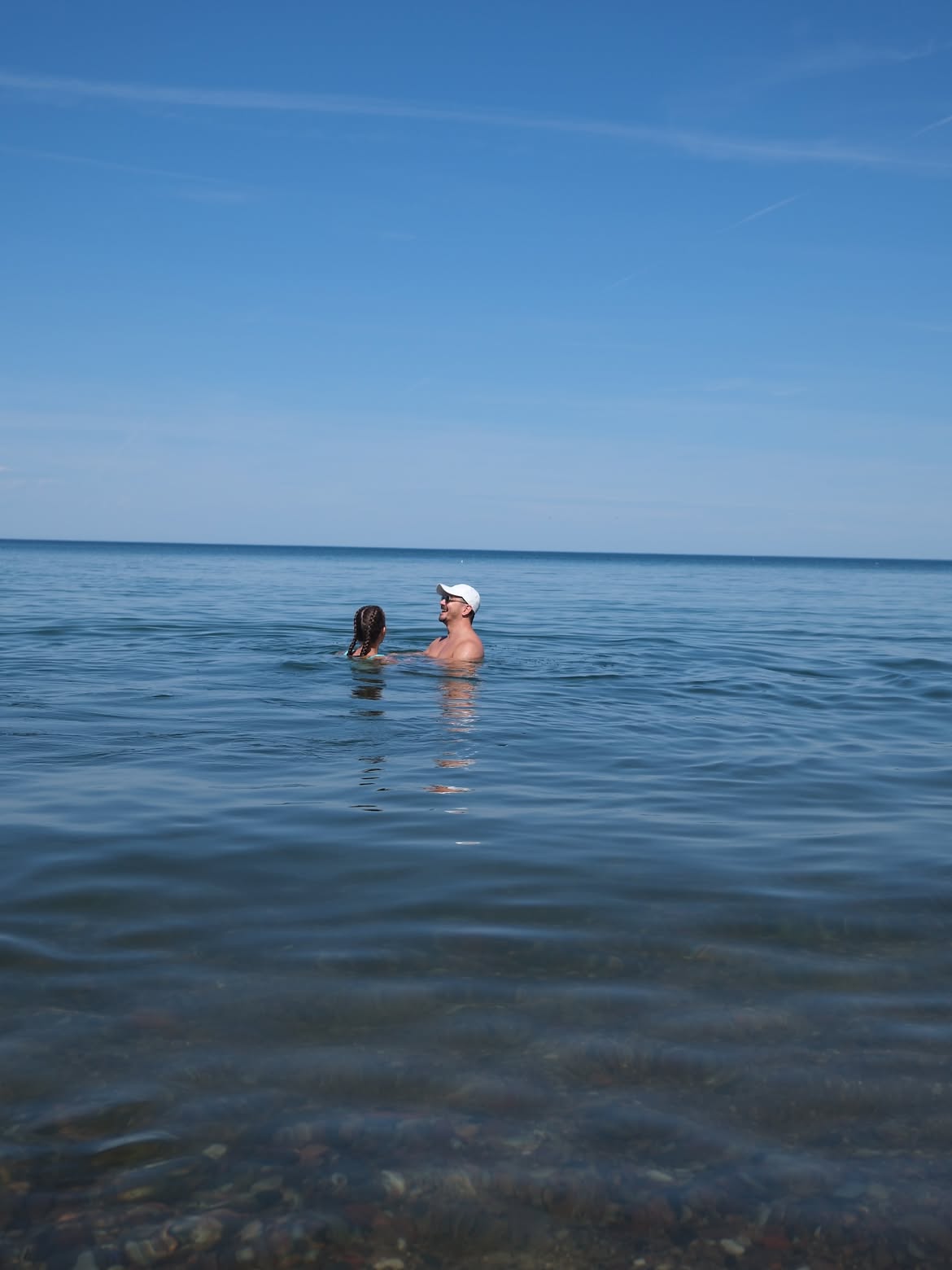 Cine sunt vedetele care au mers la plajă cu prosopul și mâncare la pachet: „Să scapi de gălăgia turismului de august”