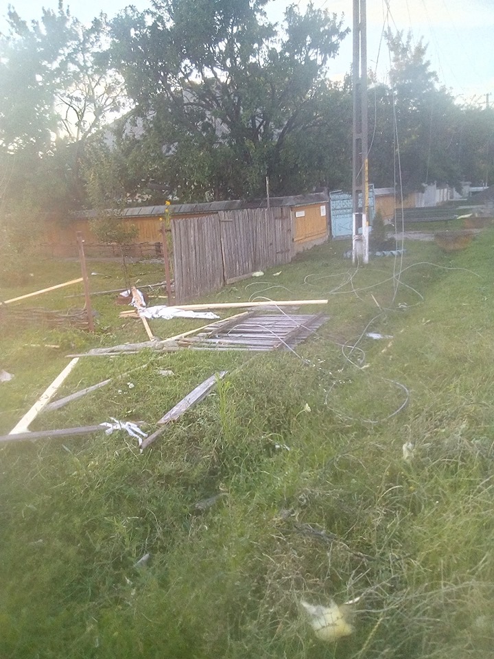 O tornadă a făcut prăpăd în comuna Mirosloveşti din Iași. Cel puțin două persoane au fost rănite și mai multe  case au fost distruse / FOTO