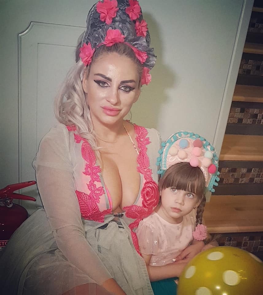 Ce spune Sânziana Buruiană despre faptul că-și alăptează fetița la trei ani. "Niciodată nu am încercat să opresc asta" | FOTO