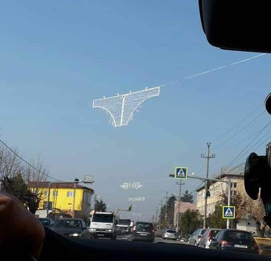 Filiași, decorat de Sărbători cu “chiloți” luminoși. Primarul spune că ar fi trebuit să fie un tunel luminos| FOTO