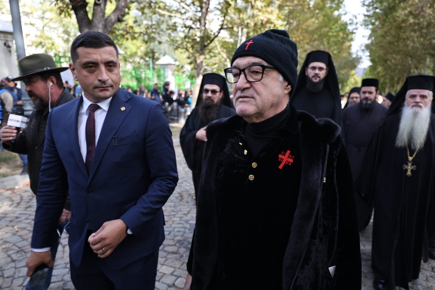 Procesiune religioasă în București, cu moaştele a cinci sfinți. Becali și Simion printre participanți. Programul sărbătorii Sfântului Dimitrie cel Nou