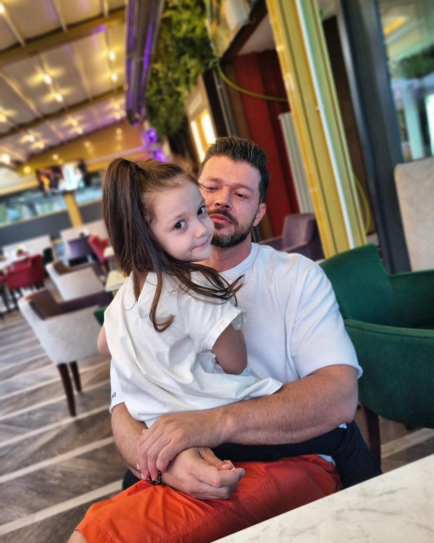 Victor Slav și-a luat fetița de la Bianca Drăgușanu și au plecat în vacanță. Prezentatorul s-a împăcat cu fosta iubită