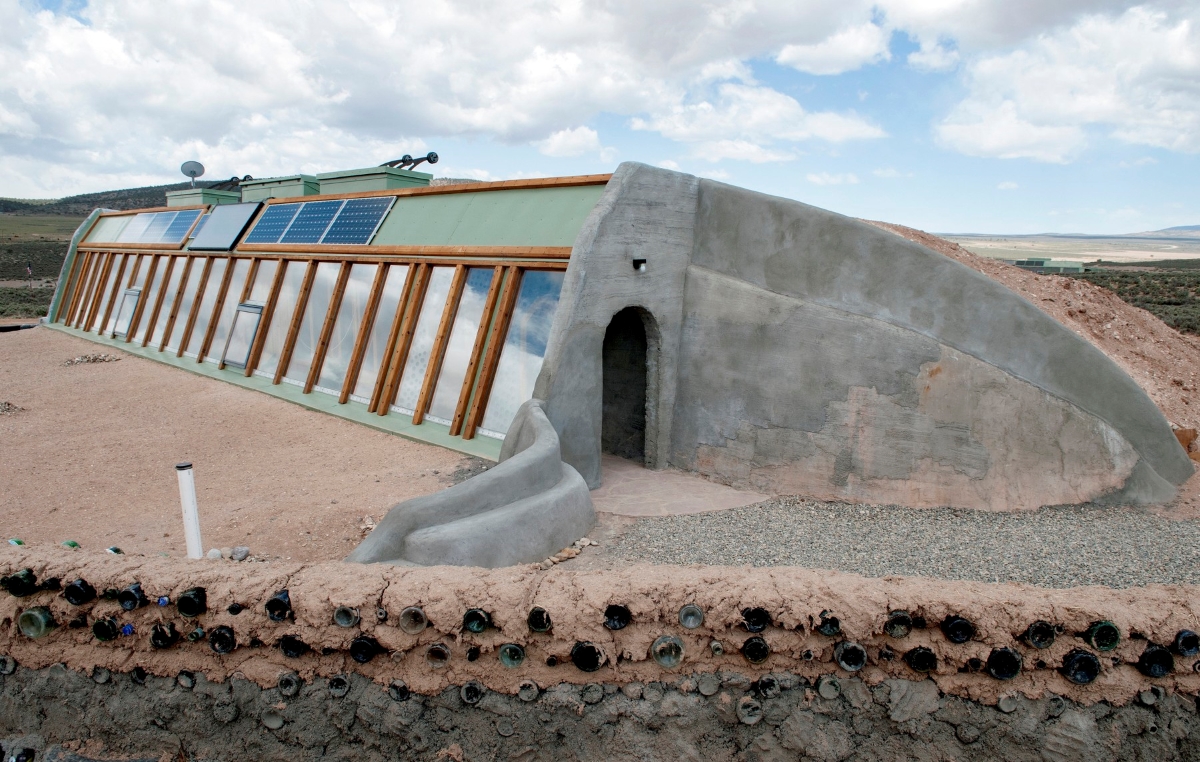 Case din New Mexico, construite din materiale reciclate. Locuințele sunt rezistente temperaturilor extreme, iar prețurile pleacă de la 500.000 de dolari