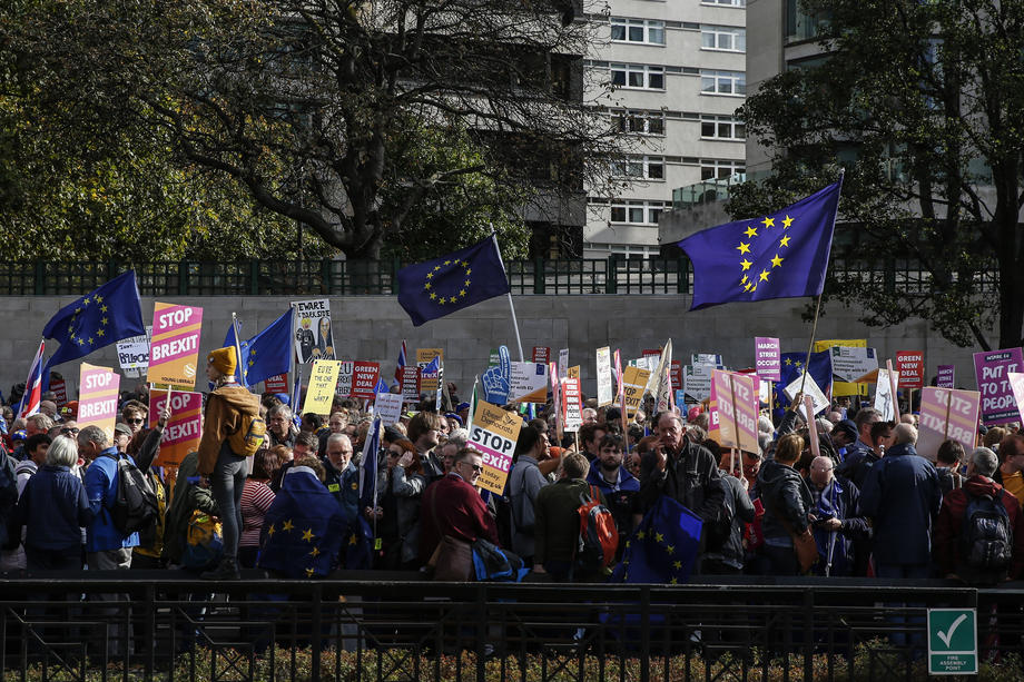BREXIT | Parlamentul britanic a blocat acordul privind ieșirea țării din UE, în timp ce zeci de mii de oameni protestează. Boris Johnson, forțat să ceară o nouă amânare