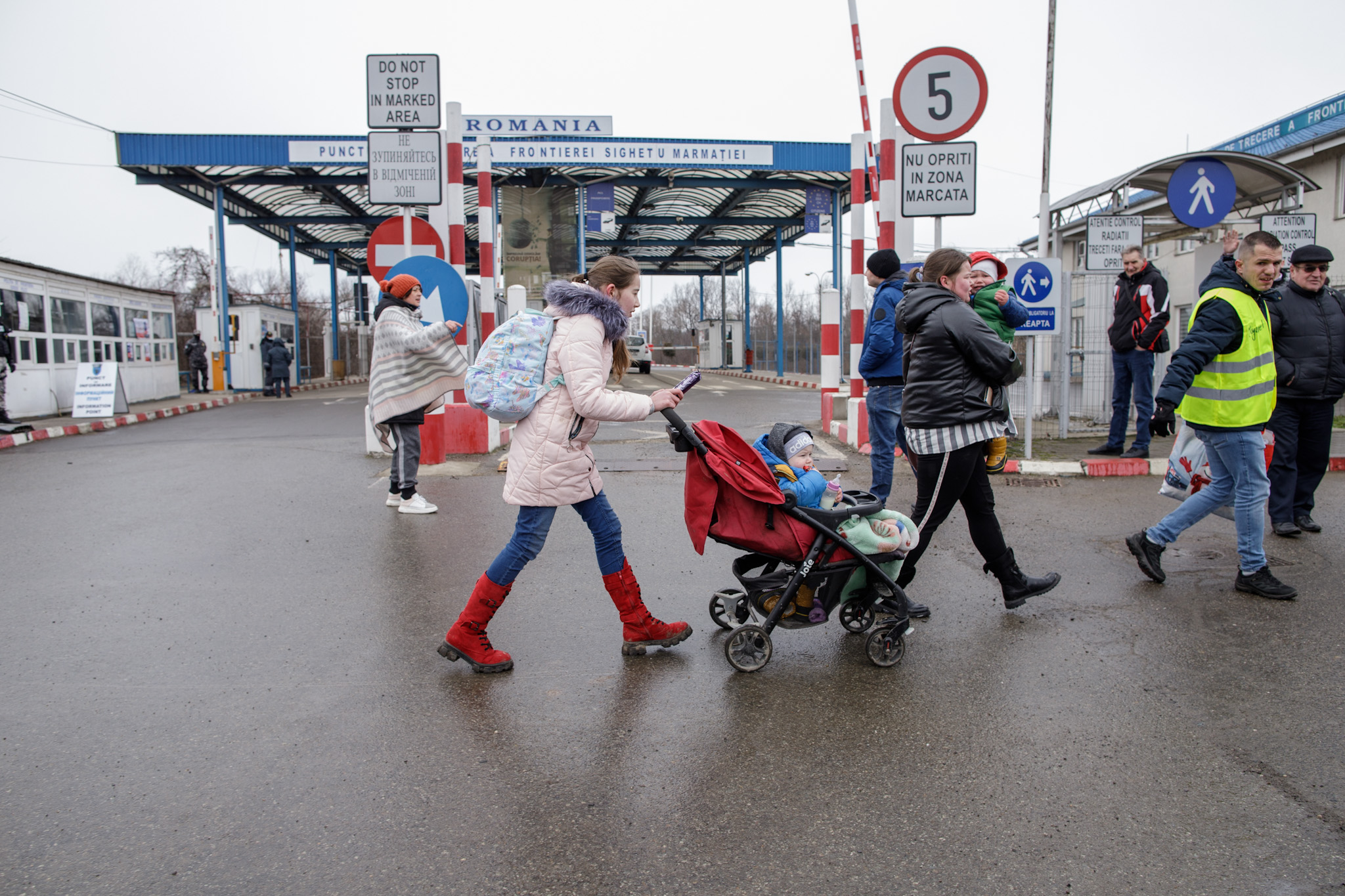 „Azi-noapte au lăsat să treacă și câțiva bărbați care aveau soțiile deja în România”. Ce se întâmplă la vama Sighetu Marmației