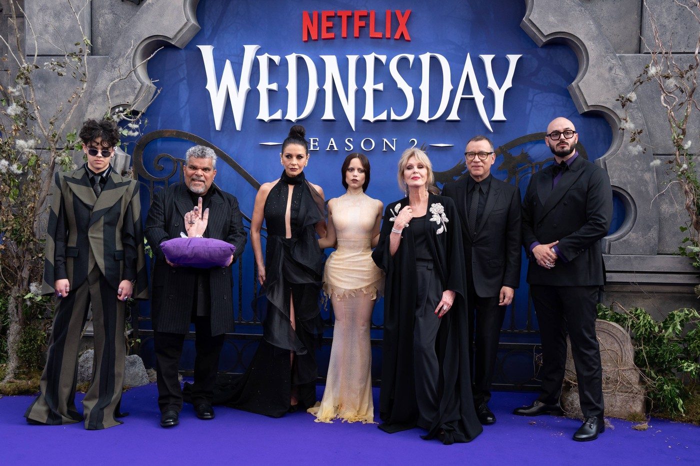 Cine l-a însoțit pe actorul român Victor Dorobanțu în Londra, la premiera sezonului 2 din serialul „Wednesday”